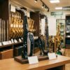 楽器店で二種類の電子サックスが展示されてる画像