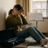 楽器の騒音に頭を抱える日本人女性